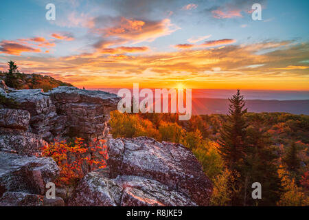 Il sole sorge su un crinale negli altopiani del West Virginia. Foto Stock