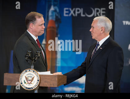 Amministratore della NASA Jim Bridenstine, sinistra, accoglie U.S. Vice Presidente Mike Pence durante una discussione circa i progressi sulla politica spaziale europea Direttiva 1 alle sedi della NASA 12 Dicembre 2018 a Washington, DC. Foto Stock