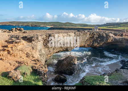 Il ponte naturale di Aruba - aka baby bridge Aruba trovati nel parco nazionale di Arikok - una formata naturalmente ponte del mare / oceano e Ponte Pietra miliare nazionale Foto Stock