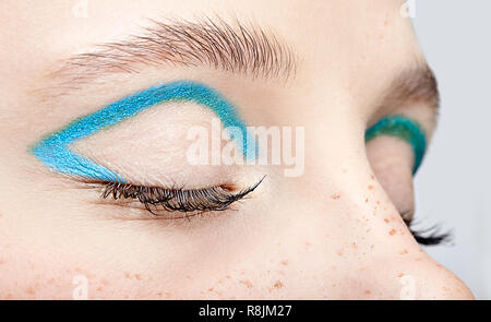 Macro Closeup colpo di umano chiuso occhio femmina. Donna con vogue bellezza viso trucco. Ragazza con una pelle perfetta e blu occhi smoky eye ombre Foto Stock