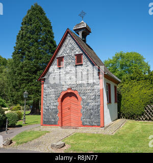 Piccola vecchia cappella in Odenthal, tipico villaggio del Bergisches Land, Germania Foto Stock