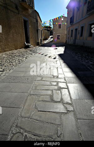 Strada lastricata in una piccola città Foto Stock