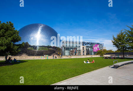 Parigi, Francia, 9 settembre 2018 - Il Geode in Città delle Scienze e dell'Industria di La Villette Park, Parigi, Francia Foto Stock