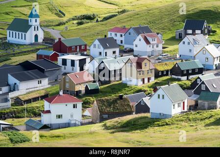 Danimarca, Isole Faerøer, Eysturoy Isola, Gjogv, case colorate e chiesa Foto Stock