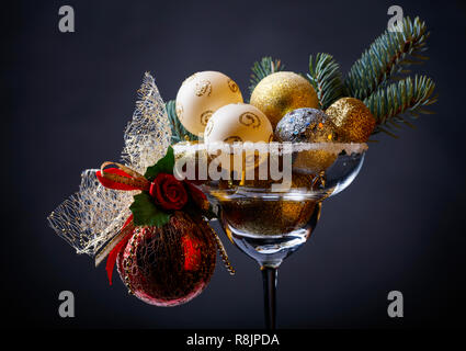 Le palle di Natale nella Wineglass su uno sfondo scuro. Foto Stock