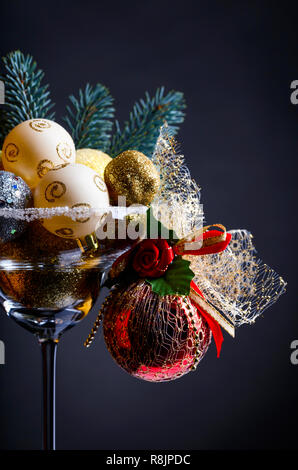 Le palle di Natale nella Wineglass su uno sfondo scuro. Foto Stock