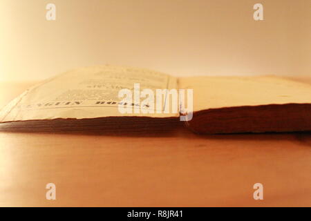 Un cane-eared libro in brossura Foto Stock