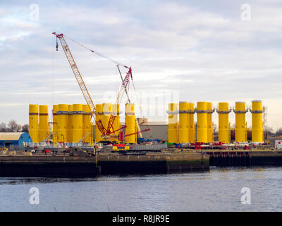 Turbina eolica pezzi di transizione in costruzione sulla banchina a Wilton gruppo cantiere di fabbricazione a Port Clarence sul Fiume Tees Foto Stock