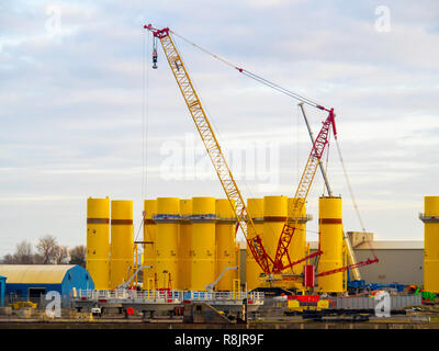 Turbina eolica pezzi di transizione in costruzione sulla banchina a Wilton gruppo cantiere di fabbricazione a Port Clarence sul Fiume Tees Foto Stock