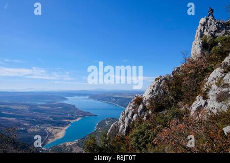 Francia, Alpes de Haute-Provence, Moustiers-Sainte-Marie, lago di Sainte-Croix visto dalla cresta Ourbes Foto Stock