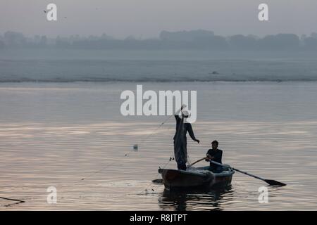 India, Uttar Pradesh, Varanasi, due pescatori in una barca sul fiume Ganga Foto Stock