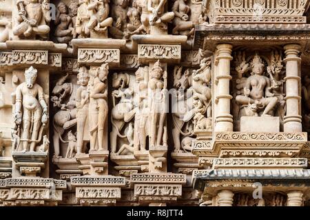 L'India, il Madhya Pradesh Khajuraho, monumenti classificati come patrimonio mondiale dall' UNESCO, il tempio di Adinath scultura Foto Stock