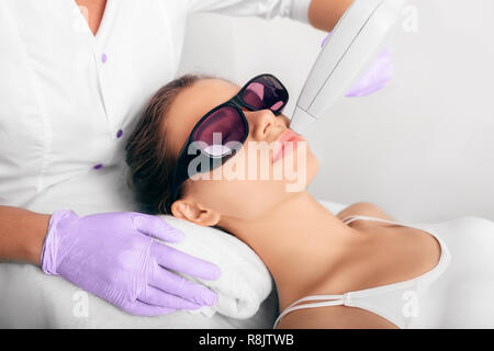 Donna di ottenere capelli di epilazione laser, rimozione dei capelli sul viso Foto Stock