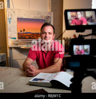 Gallerista Med Elliott di Dale Elliott Galleria durante un film documentario intervista in Villiersdorp, Western Cape, Sud Africa Foto Stock