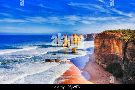 Iconici calcaree erose apostolo Rocks off costa australiana nella Great Ocean Road con dodici apostoli marina park in una giornata di sole. Foto Stock