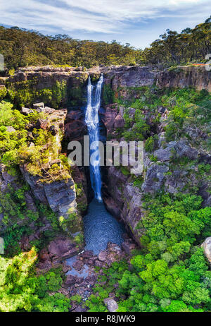 Alte cascate di Kangaroo Valley dal pianoro roccioso fino a Kangaroo Valley come Carrington scende in verticale in alto e in basso in una vista di una giornata di sole. Foto Stock