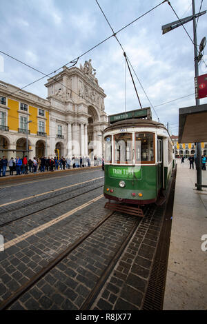 Lisbona, Portogallo - Novembre 17, 2018: un tram in Comercio quadrato (Praca do Comercio) con la strada Augusta Arch sullo sfondo della città di Foto Stock