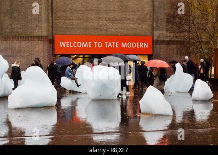 Olafur Eliasson e Minik Rosing's Ice guarda l'installazione acquistato iceblocks provenienti dalla Groenlandia alla Tate Modern di Londra, per evidenziare il cambiamento climatico Foto Stock