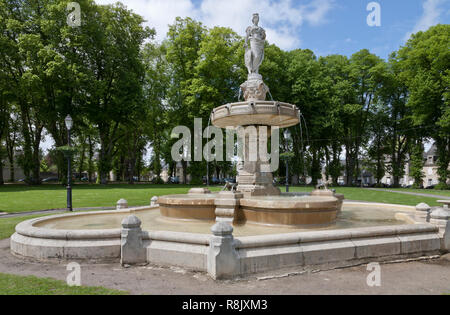 Fontaine de Poppa de Bayeux in Place Charles de Gaulle, Bayeux, Normandia, Francia su una calda e soleggiata giornata di primavera Foto Stock