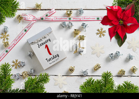 Lo strappo del calendario con 1 gennaio 2019 sulla parte superiore circondata da decorazione di Natale su sfondo bianco Foto Stock