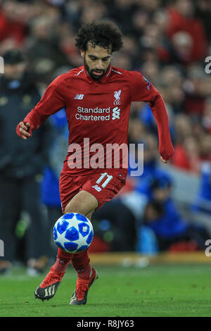 11 dicembre 2018, Anfield, Liverpool, in Inghilterra; la UEFA Champions League, Liverpool v Napoli ; ,Mohamed Salah con la sfera Credito: Mark Cosgrove/news immagini Foto Stock