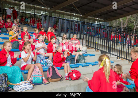 A scuola i ragazzi e le ragazze in sport uniforme in corrispondenza di una scuola primaria la giornata dello sport di Sydney , Australia Foto Stock