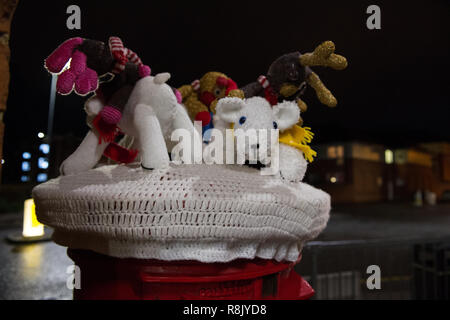 Nelle cassette delle lettere a Hertford hanno avuto un tema natalizio "yarnbombing' decorazione come parte della carità Natale raccolta fondi. Foto Stock