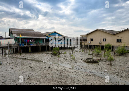 Un cinese autentico villaggio di pescatori a Kampung Bagan Sungai Lima, Malesia - Kampung Bagan Sungai Lima si trova sul quinto fiume dal principale vi Foto Stock
