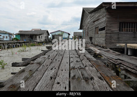Un cinese autentico villaggio di pescatori a Kampung Bagan Sungai Lima, Malesia - Kampung Bagan Sungai Lima si trova sul quinto fiume dal principale vi Foto Stock