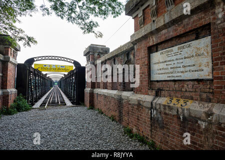 Kuala Kangsar, Malesia - 21 Giugno 2018: Singola via ferrovia Ponte Victoria si trova a Kuala Kangsar, si trova accanto a Sungai Perak, Malesia - uno dei th Foto Stock
