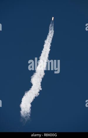 La SpaceX Falcon 9 rocket portante il volo spaziale SmallSat SSO esprimono una satelliti di blasti fuori dallo spazio complessi di lancio 4 in corrispondenza della base aerea di Vandenberg Dicembre 3, 2018 nei pressi di Lompoc, California. Il SmallSat Express è il primo interamente dedicato rideshare missione 64 portante un veicolo spaziale da 34 diverse organizzazioni in un Sun-Synchronous in bassa orbita terrestre. Foto Stock
