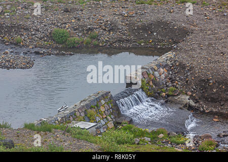 Piccolo laghetto di acqua lascia cadere dalla diga a monte Rainier Foto Stock