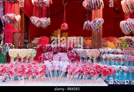 Mercatino di Natale di stand con caramelle e lecca lecca, sulla strada di città Foto Stock