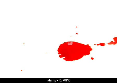 Striscio di sangue gocce / macchie di sangue isolati su sfondo bianco - abstract rosso su bianco Foto Stock