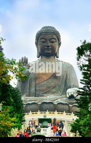 Hong Kong Cina - Gennaio 9, 2014: Big Buddha, la scala e le persone che si recano alla statua Isola di Lantau, Hong Kong Foto Stock