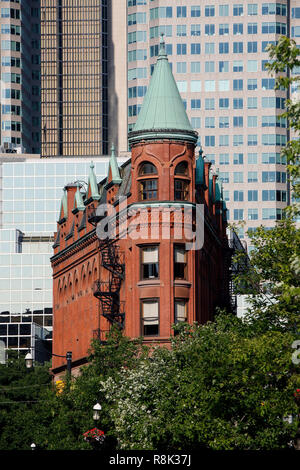 Canada, Provincia di Ontario, città di Toronto Downtown, Front Street e Wellington Street East, Flatiron o edificio Gooderham e luogo di Brookfield in background Foto Stock