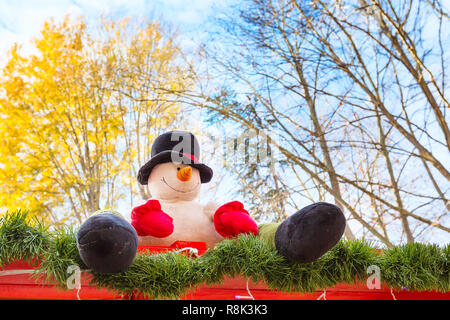 Closeup pupazzo di neve al tradizionale mercato di natale e gli alberi di giallo Foto Stock