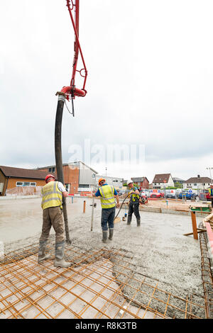 Versando la soletta di calcestruzzo fondazioni a vita Maggies Centre Cardiff 13.06.2018. Si prega di credito: Phillip Roberts Foto Stock