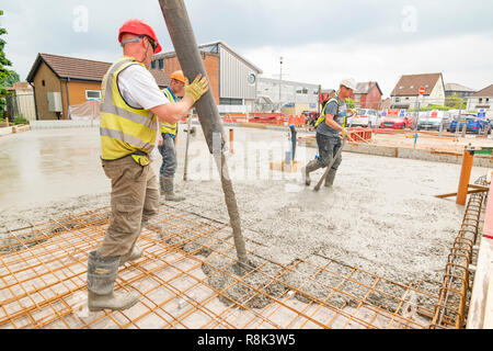 Versando la soletta di calcestruzzo fondazioni a vita Maggies Centre Cardiff 13.06.2018. Si prega di credito: Phillip Roberts Foto Stock