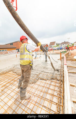 Versando la soletta di calcestruzzo fondazioni a vita Maggies Centre Cardiff 13.06.2018. Si prega di credito: Phillip Roberts Foto Stock