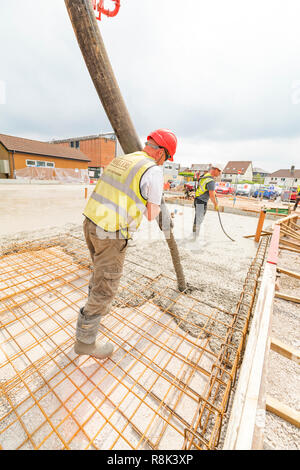 Versando la soletta di calcestruzzo fondazioni a vita Maggies Centre Cardiff 13.06.2018. Si prega di credito: Phillip Roberts Foto Stock