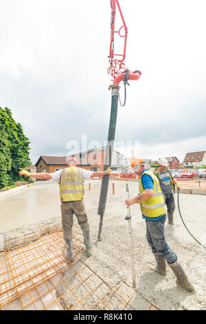 Versando la soletta di calcestruzzo fondazioni a vita Maggies Centre Cardiff 13.06.2018. Si prega di credito: Phillip Roberts Foto Stock