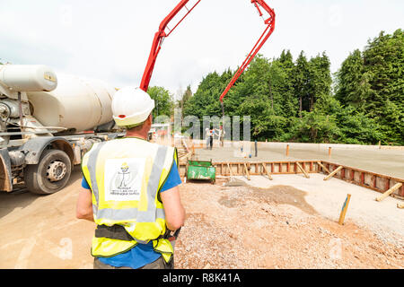 Versando la soletta di calcestruzzo fondazioni a vita Maggies Centre Cardiff 13.06.2018. Si prega di credito: Phillip Roberts Foto Stock