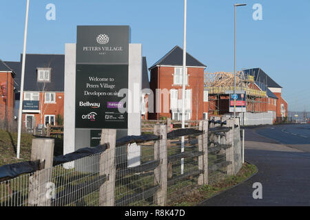 Peters Village, Wouldham, Kent ME1. Il nuovo sviluppo del villaggio si trova sulle rive del fiume Medway sul sito dell'ex Peters opere in cemento Foto Stock