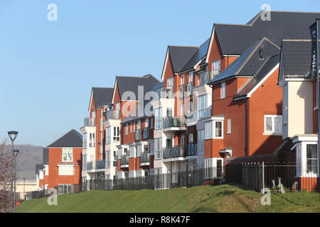 Peters Village, Wouldham, Kent ME1. Il nuovo sviluppo del villaggio si trova sulle rive del fiume Medway sul sito dell'ex Peters opere in cemento Foto Stock