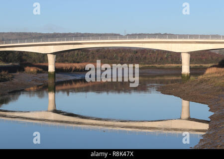 Peters Village, Wouldham, Kent ME1. Il nuovo sviluppo del villaggio si trova sulle rive del fiume Medway sul sito dell'ex Peters opere in cemento Foto Stock