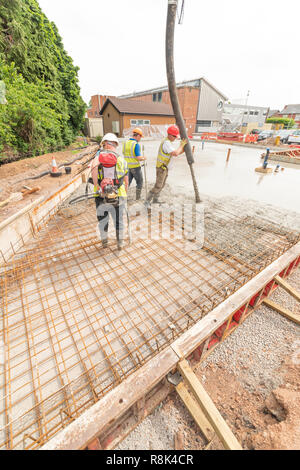 Versando la soletta di calcestruzzo fondazioni a vita Maggies Centre Cardiff 13.06.2018. Si prega di credito: Phillip Roberts Foto Stock