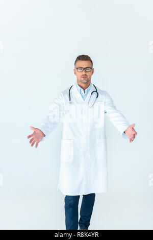 Bello il medico in bicchieri in piedi con le braccia aperte isolato su bianco Foto Stock