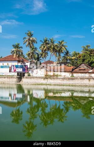 India, stato del Kerala, Kozhikode o Calicut, Kuttichira district, il serbatoio nella parte anteriore della moschea Mishkal Foto Stock