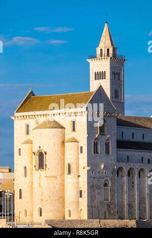 L'Italia, Puglia, Trani, San Nicola Pellegrino (Cattedrale o Duomo) fondata alla fine del XI secolo è un ottimo esempio di romanico pugliese architettura, costruito utilizzando la pietra locale di Trani, un tufo calcareo Foto Stock